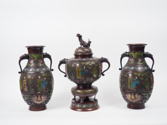 Vente aux enchères Garniture comprenant un brûle -parfum et une paire de vases de forme a