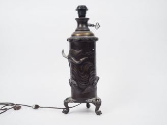 Vente aux enchères Vase tripode de forme cylindrique en bronze de patine brun rouge, à dé