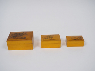 Vente aux enchères Trois coffrets gigognes de forme rectangulaire en laque or, à décor po