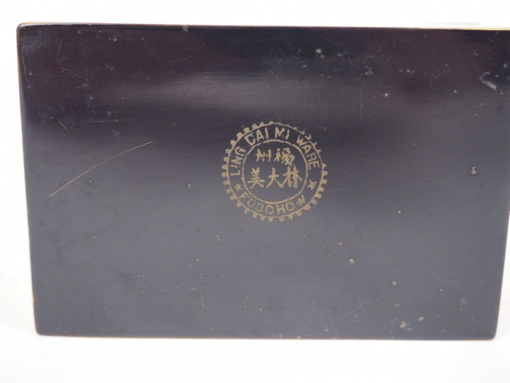 Trois coffrets gigognes de forme rectangulaire en laque or, à décor po