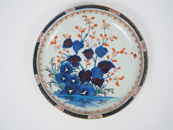 Plat en porcelaine d'Arita, à décor d'une plante aquatique et d'un roc