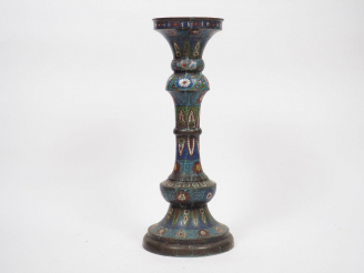 Vente aux enchères Sellette en bronze et émaux champlevés, à décor de motifs de fleurs, d