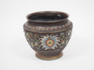 Vente aux enchères Jardinière en émaux champlevés sur cuivre, à décor de fleurs de lotus 