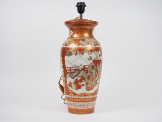 Vente aux enchères Lot comprenant : - un vase en porcelaine émaillée corail rehaussé d'or