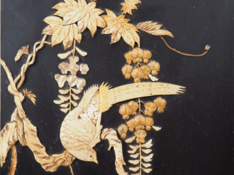 Vente aux enchères Panneau en bois laqué et incrustations d'os et de nacre, à décor d'un 