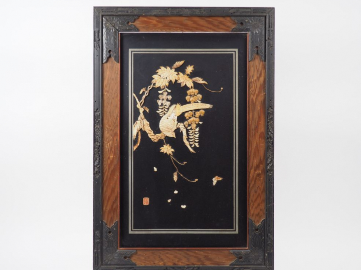 Panneau en bois laqué et incrustations d'os et de nacre, à décor d'un 