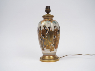 Vente aux enchères Vase de forme hexagonale en faïence de Satsuma, à décor d'une assemblé