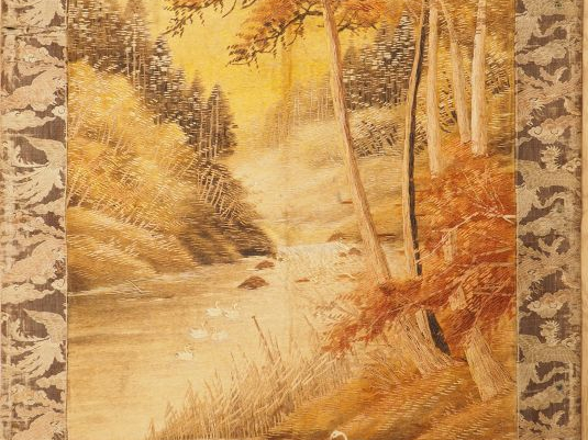 Tenture en laine, à décor de cygnes.  Japon, vers 1900.