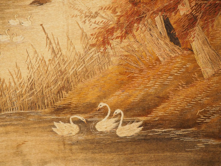 Tenture en laine, à décor de cygnes.  Japon, vers 1900.