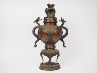 Vente aux enchères Brûle-parfum en bronze reposant sur quatre pieds, panse sphérique orné