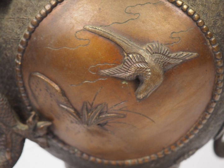 Brûle-parfum en bronze reposant sur quatre pieds, panse sphérique orné