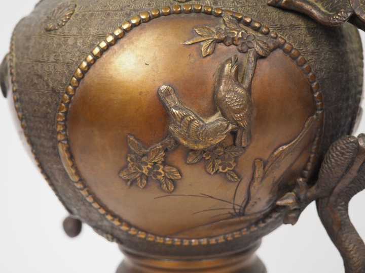 Brûle-parfum en bronze reposant sur quatre pieds, panse sphérique orné