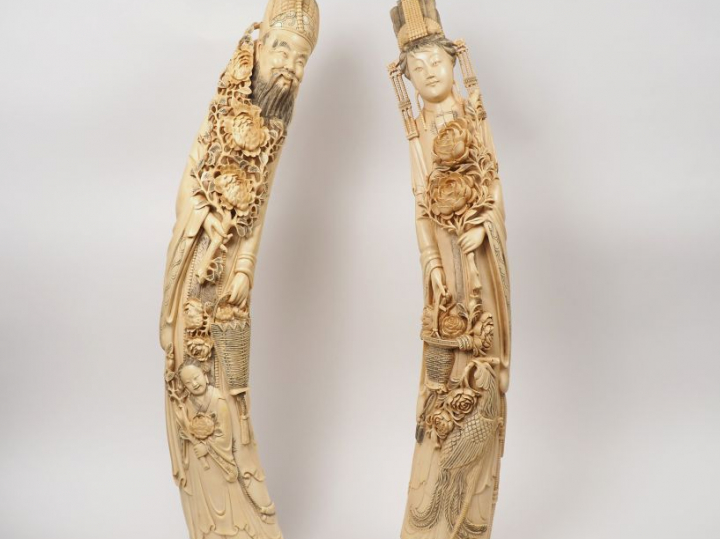 Paire de grandes sculptures sur ivoire représentant un couple de  haut