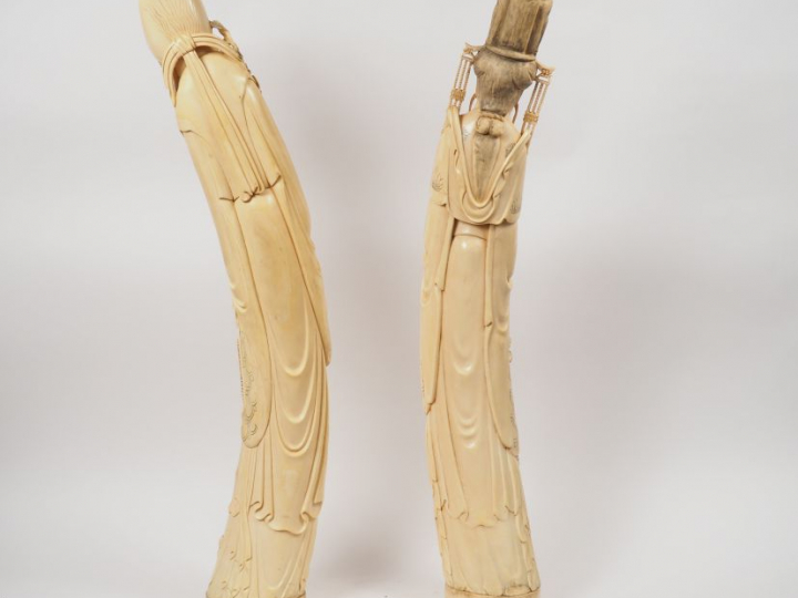 Paire de grandes sculptures sur ivoire représentant un couple de  haut