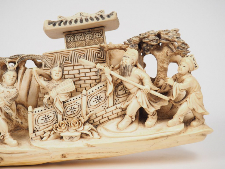 Sculpture sur ivoire représentant une scène de théatre se déroulant da