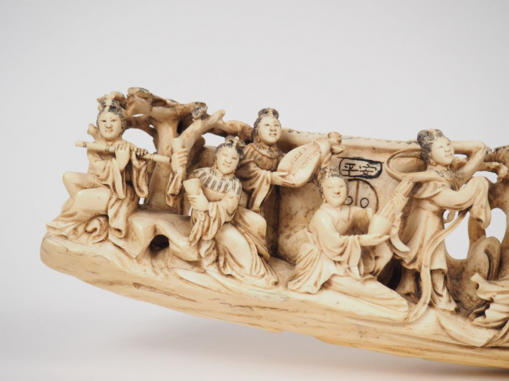 Sculpture sur ivoire représentant une scène de théatre se déroulant da