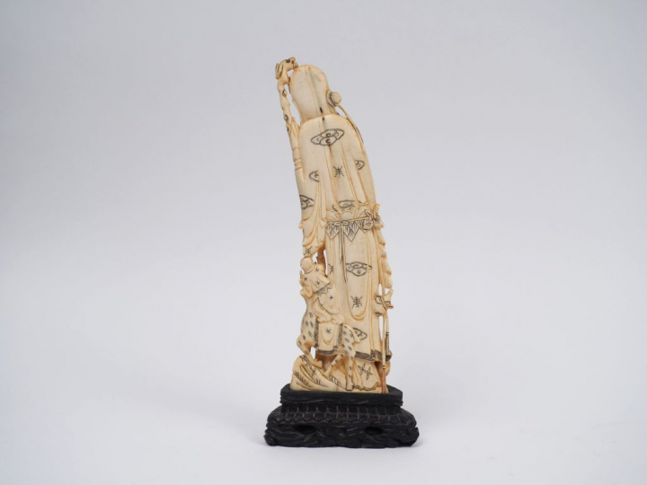 Statuette en ivoire (demi-défense) représentant Laotse accompagné d'un