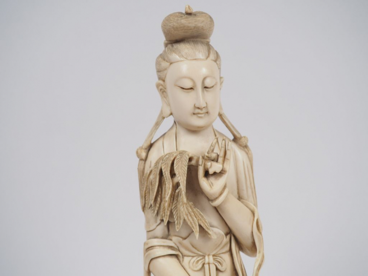 Statuette en ivoire représentant une déesse du printemps accompagnée d