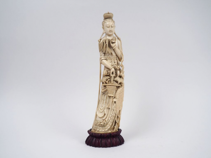 Statuette en ivoire représentant une déesse du printemps accompagnée d