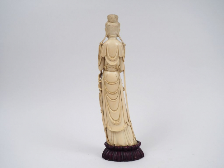 Statuette en ivoire représentant une déesse du printemps accompagnée d