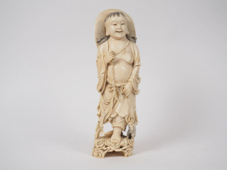 Vente aux enchères Statuette en ivoire finement sculpté représentant Liu Hai accompagné d