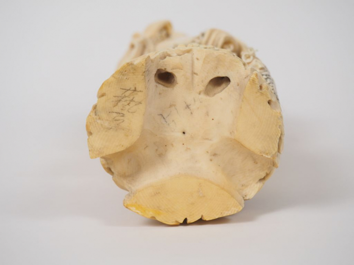 Statuette en ivoire finement sculpté représentant Liu Hai accompagné d