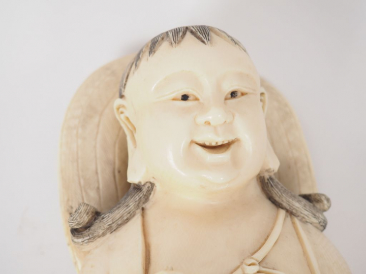 Statuette en ivoire finement sculpté représentant Liu Hai accompagné d