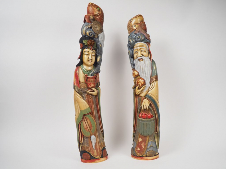 Deux importants okimonos en ivoire polychrome de patine légèrement amb