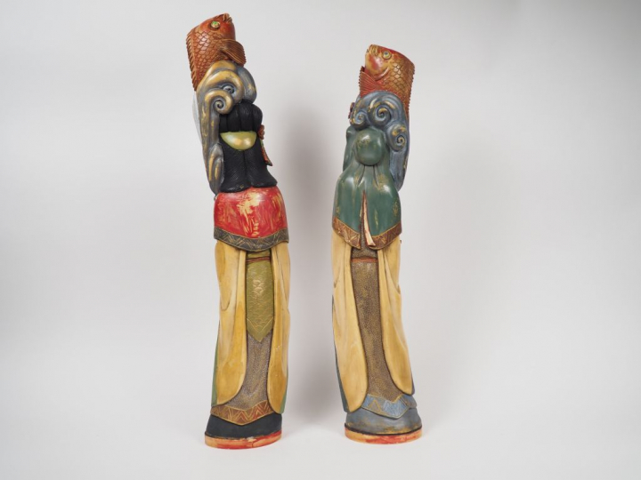 Deux importants okimonos en ivoire polychrome de patine légèrement amb