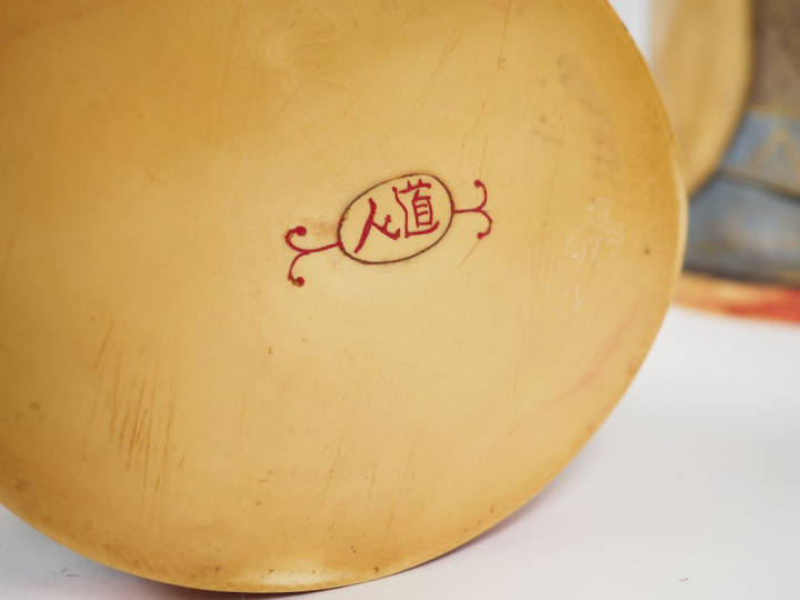 Deux importants okimonos en ivoire polychrome de patine légèrement amb