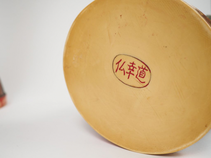 Deux importants okimonos en ivoire polychrome de patine légèrement amb