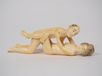 Vente aux enchères Okimono en ivoire représentant un sujet érotique.  Japon vers 1920, pé