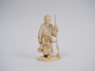 Vente aux enchères Okimono en ivoire représentant un maraicher tenant un instrument arrat