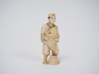 Vente aux enchères Okimono en ivoire marin représentant un pêcheur au cormoran.  Japon, v