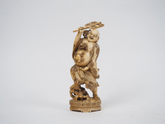 Vente aux enchères Okimono en ivoire représentant un Gama Sennin ou Hoteï tenant un évent