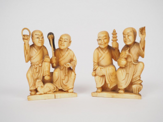 Vente aux enchères Deux groupes en ivoire représentant des moines accompagnés d'un tigre 