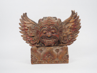 Vente aux enchères Bois sculpté polychrome représentant un garuda aux ailes déployées sur