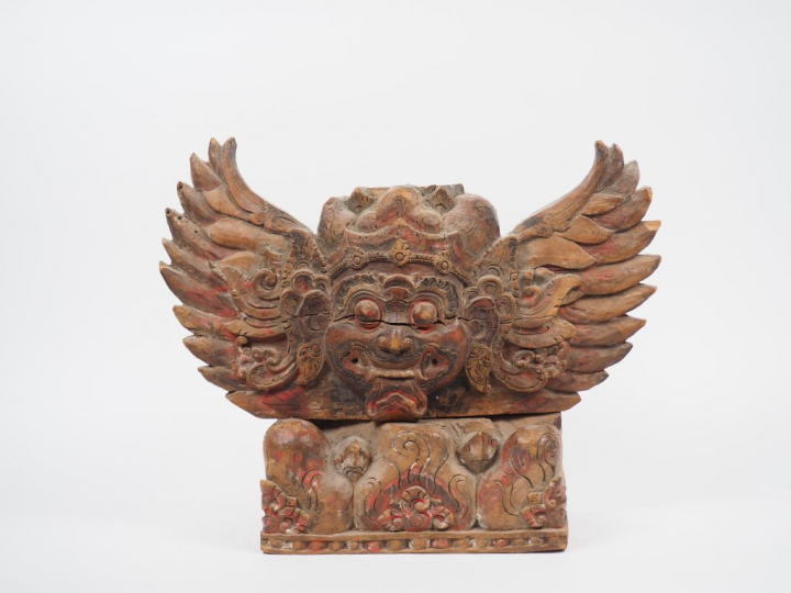 Bois sculpté polychrome représentant un garuda aux ailes déployées sur