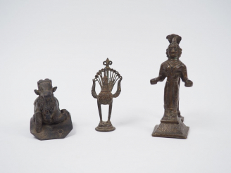 Vente aux enchères Deux statuettes en bronze représentant le taureau Nandin et un personn