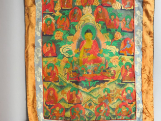 Vente aux enchères Tanka représentant le bouddha Cakiamoni assis sur un lotus entouré de 
