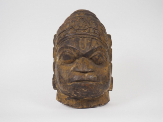 Vente aux enchères Masque en bois traces de polychromie représentant le dieu Anuman, roi 