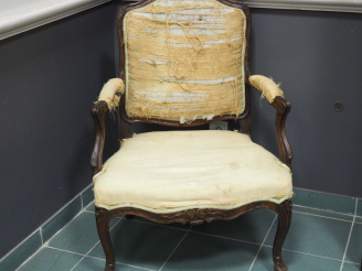 Vente aux enchères Fauteuil Louis XV à dos plat en noyer mouluré et sculpté à décor de fl