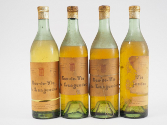 Vente aux enchères 4 VIEILLES BOUTEILLES EAU DE VIE DU LANGUEDOC