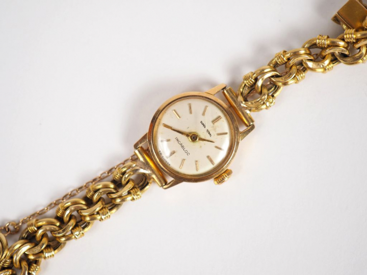 SUPER ASTRAL.  Montre de dame, boitier et bracelet en or jaune. Numéro