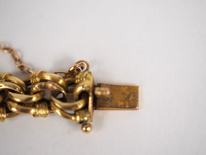 SUPER ASTRAL.  Montre de dame, boitier et bracelet en or jaune. Numéro