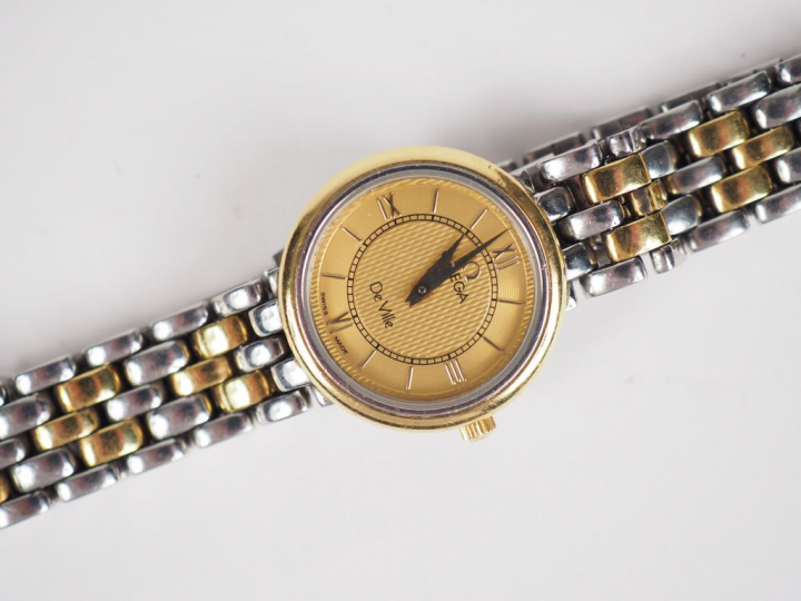 OMEGA. Montre de dame, modèle "de ville", boitier en acier. Bracelet s