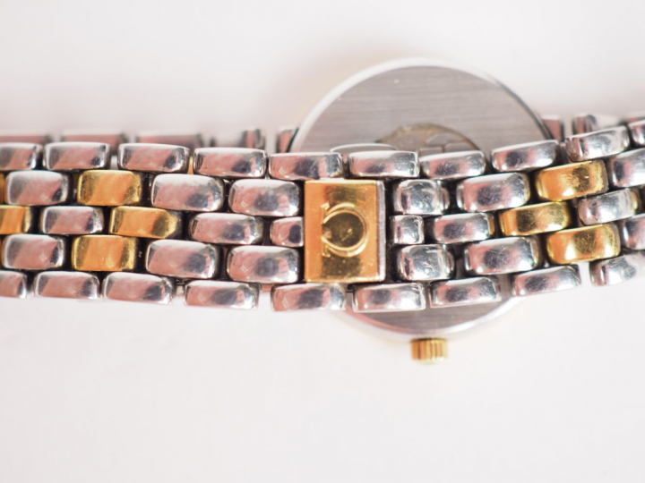 OMEGA. Montre de dame, modèle "de ville", boitier en acier. Bracelet s