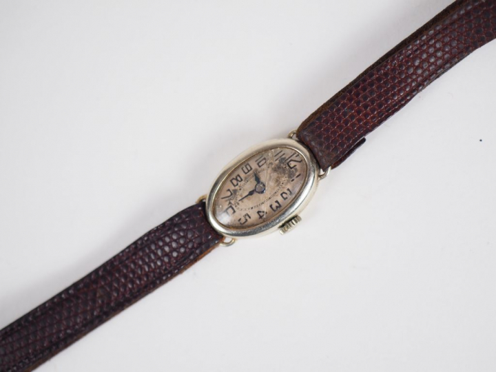 Petite montre de dame, boitier en or.  Poids tel. 5 g environ (verre e