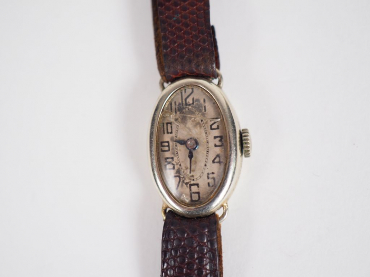 Petite montre de dame, boitier en or.  Poids tel. 5 g environ (verre e