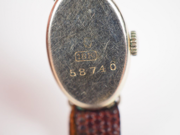 Petite montre de dame, boitier en or.  Poids tel. 5 g environ (verre e